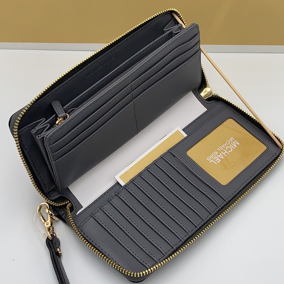 MICHAEL KORS LARGE TRAVEL CONTINENTAL WRISTLET WALLET HEATHER GREY COLOR
NWT - Picture 12 of 16